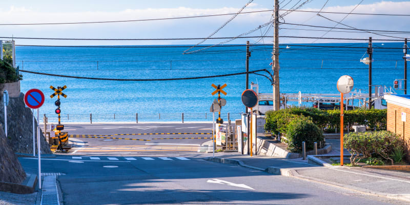 江ノ電の踏切と江ノ島